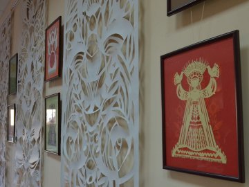 У Луцьку показали унікальні витинанки берегинь, кошти з продажу яких підуть на лікування Катрусі Ребрині. ФОТО