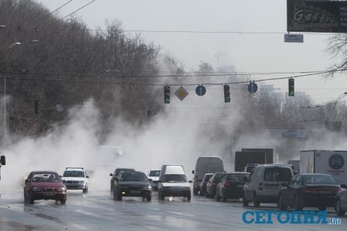 Аварія теплотраси у Києві: авто їдуть потоками кипʼятку. ФОТО. ВІДЕО