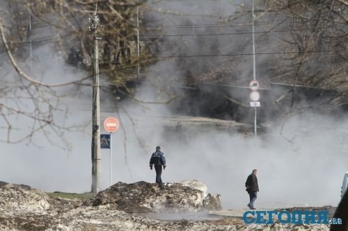 Аварія теплотраси у Києві: авто їдуть потоками кипʼятку. ФОТО. ВІДЕО