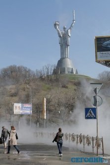 Аварія теплотраси у Києві: авто їдуть потоками кипʼятку. ФОТО. ВІДЕО