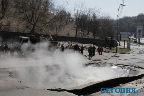 Аварія теплотраси у Києві: авто їдуть потоками кипʼятку. ФОТО. ВІДЕО