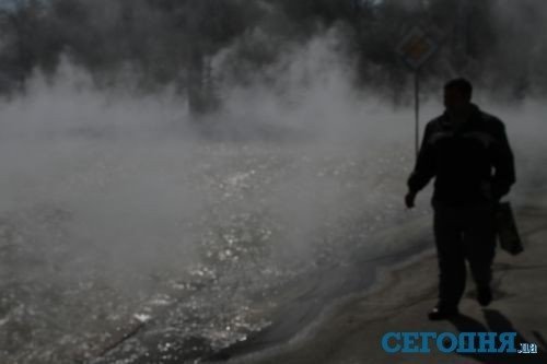 Аварія теплотраси у Києві: авто їдуть потоками кипʼятку. ФОТО. ВІДЕО