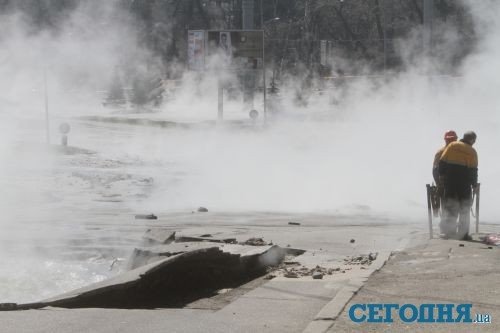 Аварія теплотраси у Києві: авто їдуть потоками кипʼятку. ФОТО. ВІДЕО