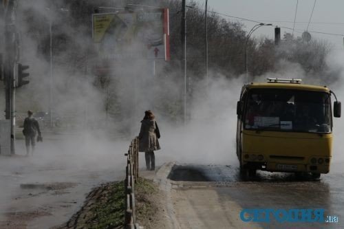 Аварія теплотраси у Києві: авто їдуть потоками кипʼятку. ФОТО. ВІДЕО