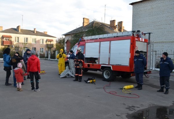Діти-переселенці на екскурсії в луцьких рятувальників. ФОТО