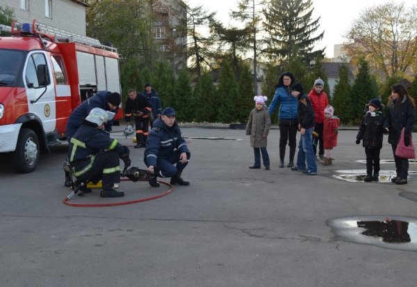 Діти-переселенці на екскурсії в луцьких рятувальників. ФОТО