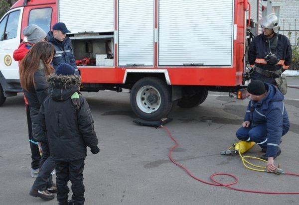 Діти-переселенці на екскурсії в луцьких рятувальників. ФОТО