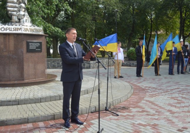 У жовто-блакитному одязі та з парасолями: у Ковелі відзначили День Прапора