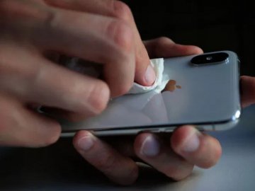 17 тисяч часточок бактерій: у МОЗ закликають дезінфікувати смартфони