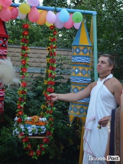 Божество гойдають 