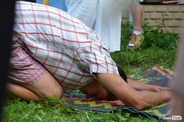 Після поклону кожен присутній міг погойдати Божество 