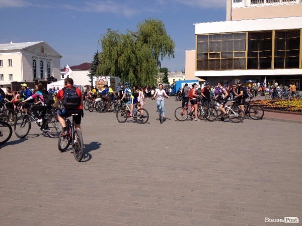 У Луцьку сотні велосипедистів зібрались на велопробіг. ФОТО