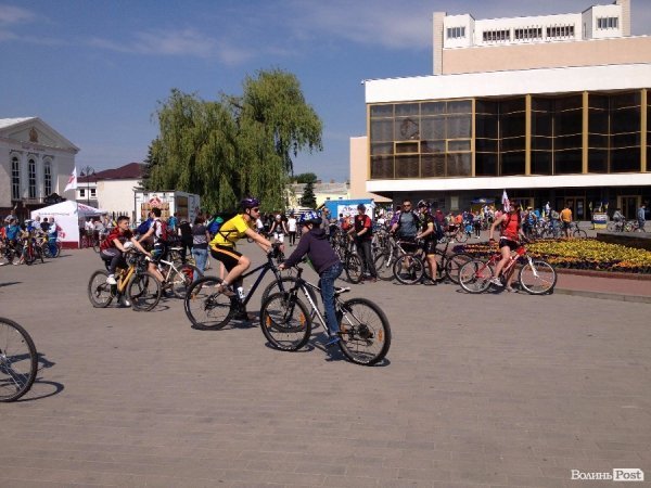 У Луцьку сотні велосипедистів зібрались на велопробіг. ФОТО
