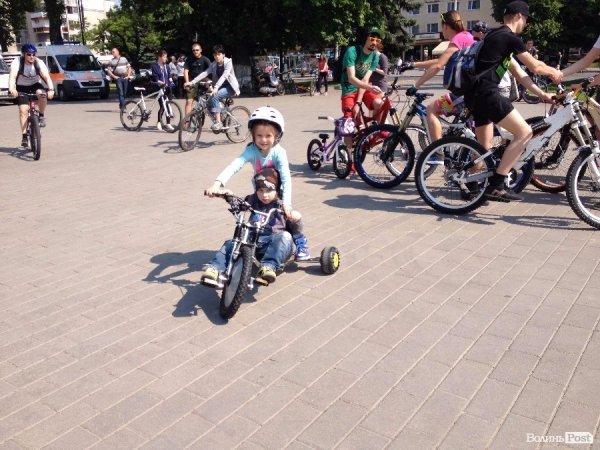 У Луцьку сотні велосипедистів зібрались на велопробіг. ФОТО