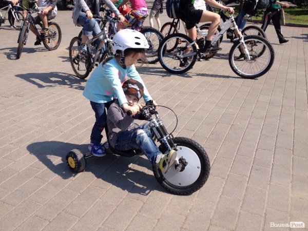 У Луцьку сотні велосипедистів зібрались на велопробіг. ФОТО