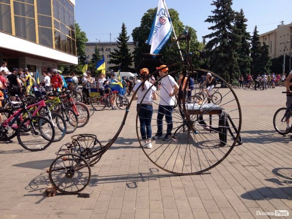 У Луцьку сотні велосипедистів зібрались на велопробіг. ФОТО