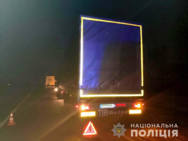 На трасі «Київ-Чоп» під колесами вантажівки загинув чоловік. ФОТО