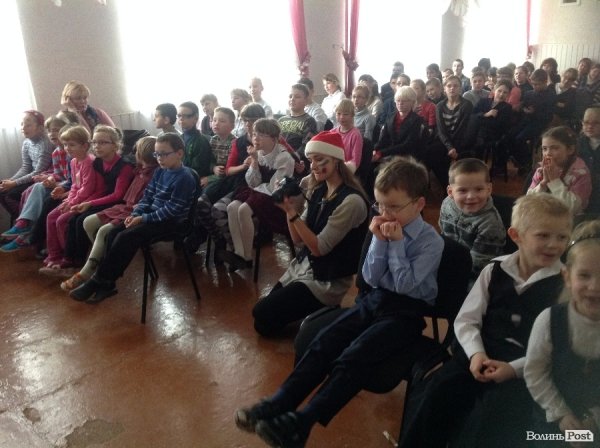 Спілкування - це найголовніше: помічники Миколая подарували новорічне свято дітям у Крупі. ФОТО 