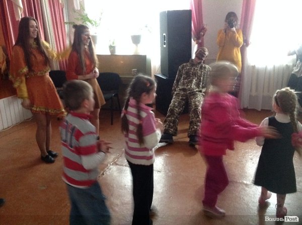 Спілкування - це найголовніше: помічники Миколая подарували новорічне свято дітям у Крупі. ФОТО 