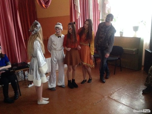 Спілкування - це найголовніше: помічники Миколая подарували новорічне свято дітям у Крупі. ФОТО 