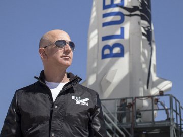 Найбагатша людина у світі Джефф Безос успішно злітав у космос