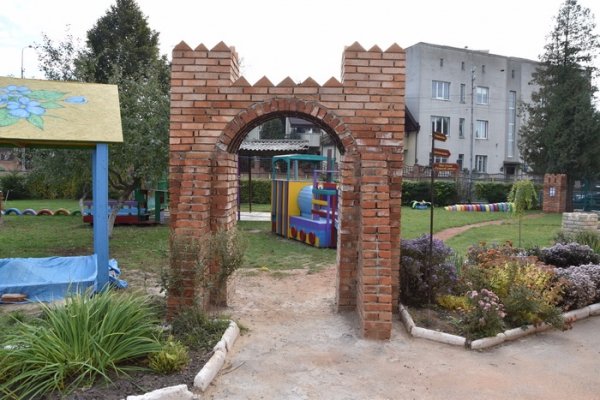 У Луцьку в дитсадку №26 звели міні-замок. ФОТО