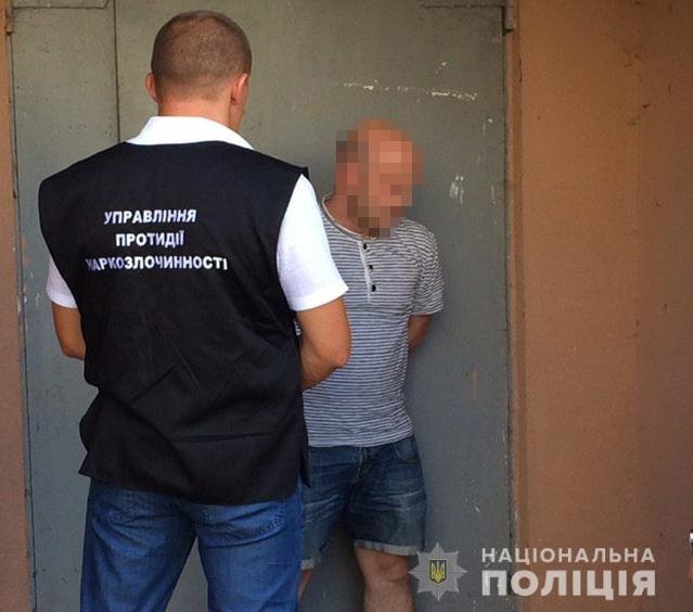 У Луцьку посеред вулиці затримали торговця  наркотиками. ФОТО