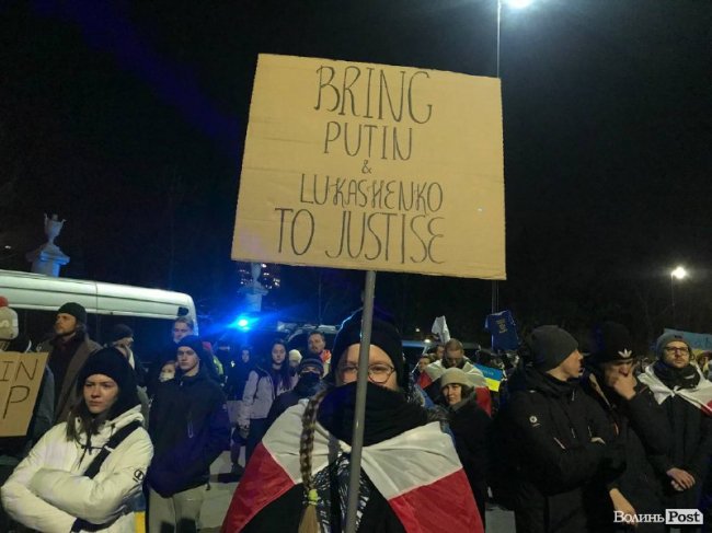 «Слава ЗСУ»: волинська студентка показала антипутінський мітинг у Варшаві. ФОТО 