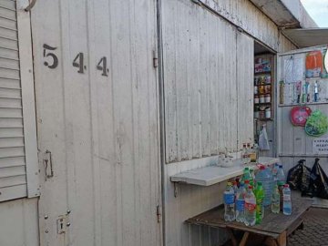 У Луцьку на Центральному ринку виявили 80 літрів сурогатного алкоголю. ФОТО