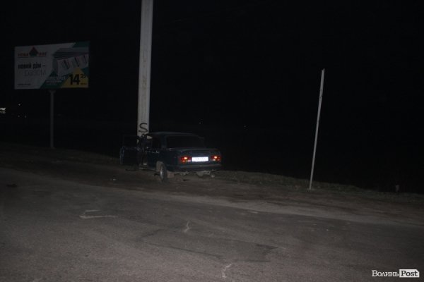 Під Луцьком авто врізалося у стовп, водій в реанімації. ФОТО