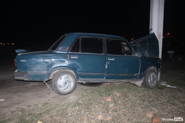 Під Луцьком авто врізалося у стовп, водій в реанімації. ФОТО