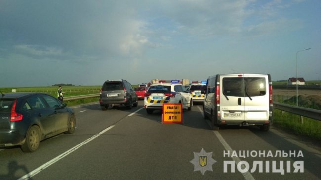 На Рівненщині зіткнулися фура і три легковики: четверо загиблих. ФОТО