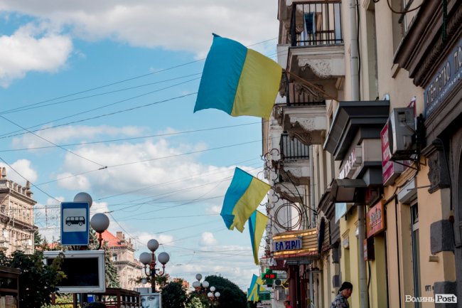 Синьо-жовтий Луцьк: як місто чепуриться до святкувань. ФОТО