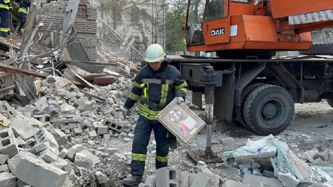 РФ завдала сім ракетних ударів по багатоповерхівках Запоріжжя: двоє загиблих, під завалами є люди 