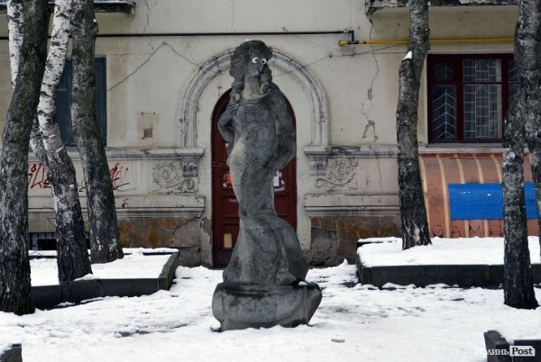 У центрі скверу вже є скульптура, але її можна перенести в інше місце, вважають ініціатори встановлення пам'ятника Олені Левчанівській