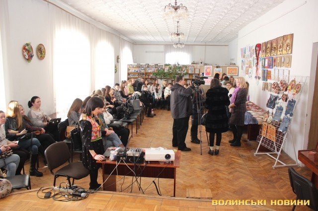 Заради благодійності у Луцьку продають рукотворні валентинки