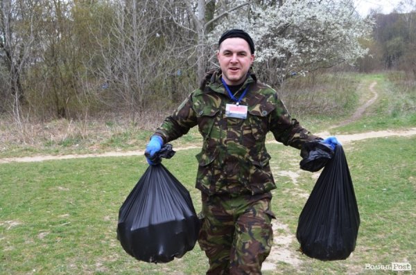 У Луцьку прибирали парк в 40-му кварталі. ФОТО