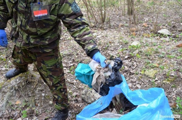 У Луцьку прибирали парк в 40-му кварталі. ФОТО