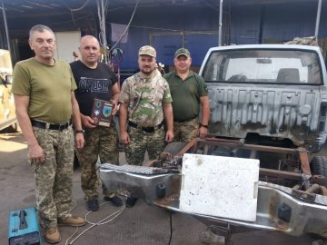 Волинські добровольці поїхали на схід ремонтувати автівки для військових