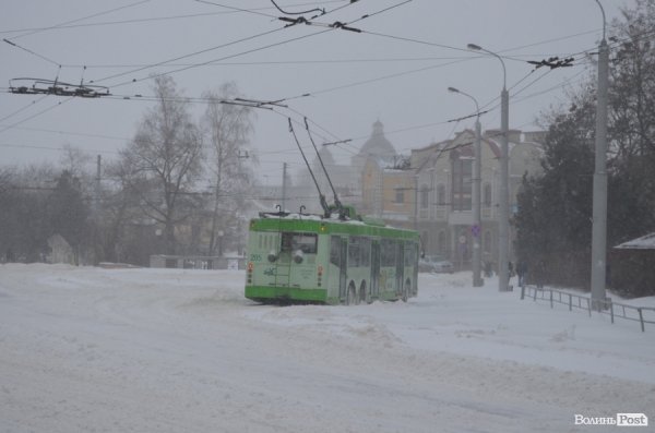 тролейбус буксує на майдані Братський міст