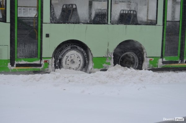 Снігові «страждання» пасажирів Луцька. ФОТО