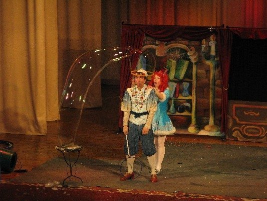 Шоу мильних бульбашок в Луцьку. ФОТО