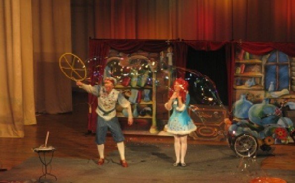 Шоу мильних бульбашок в Луцьку. ФОТО