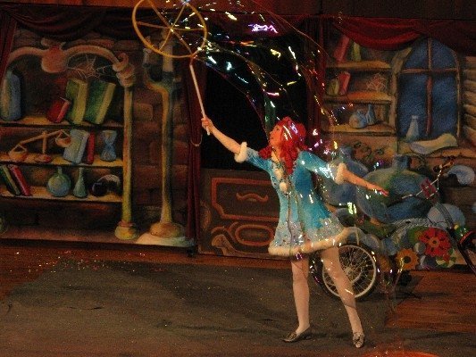 Шоу мильних бульбашок в Луцьку. ФОТО