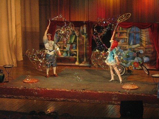 Шоу мильних бульбашок в Луцьку. ФОТО