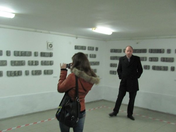 Інсталяція в Луцьку: бруківка «перекочувала» з Майдану до митців. ФОТО