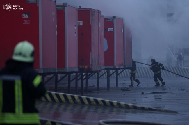 У Луцьку рятувальники ліквідували пожежі після російського обстрілу. ФОТО