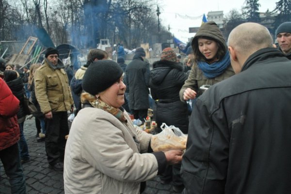 Майдан святкує. ФОТО
