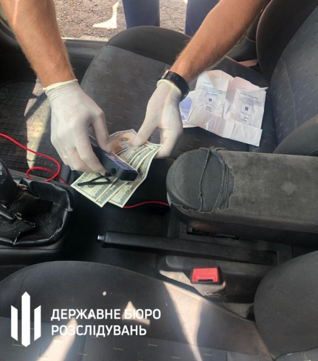 На Закарпатті посадовець обіцяв засудженому «квиток» за кордон і сам «погорів» на хабарі