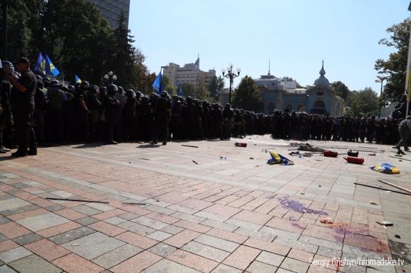 Вибух бойової гранати біля ВРУ, є загиблі. ФОТО. ОНОВЛЕНО